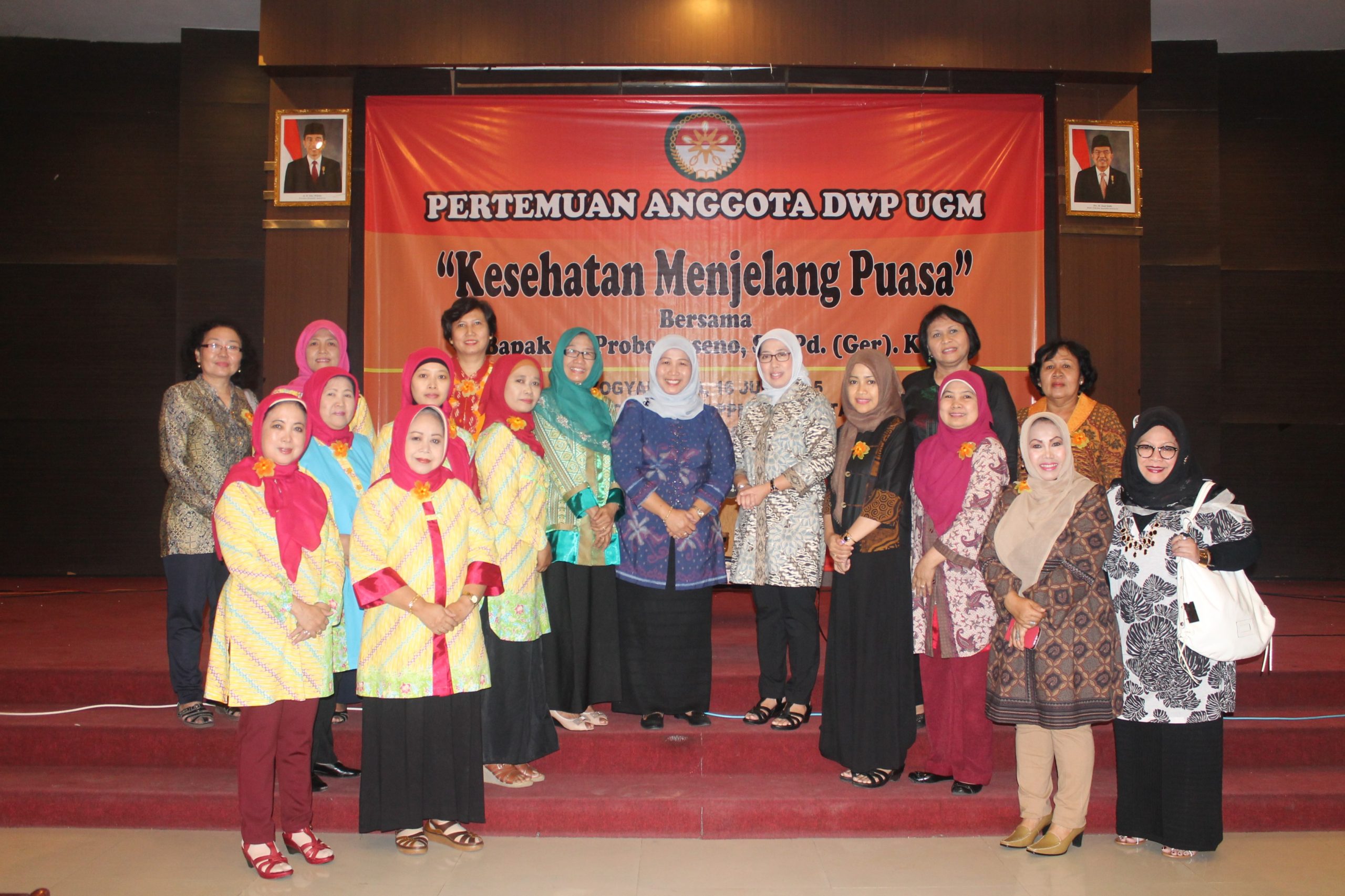 foto bersama pengurus Dharma Wanita