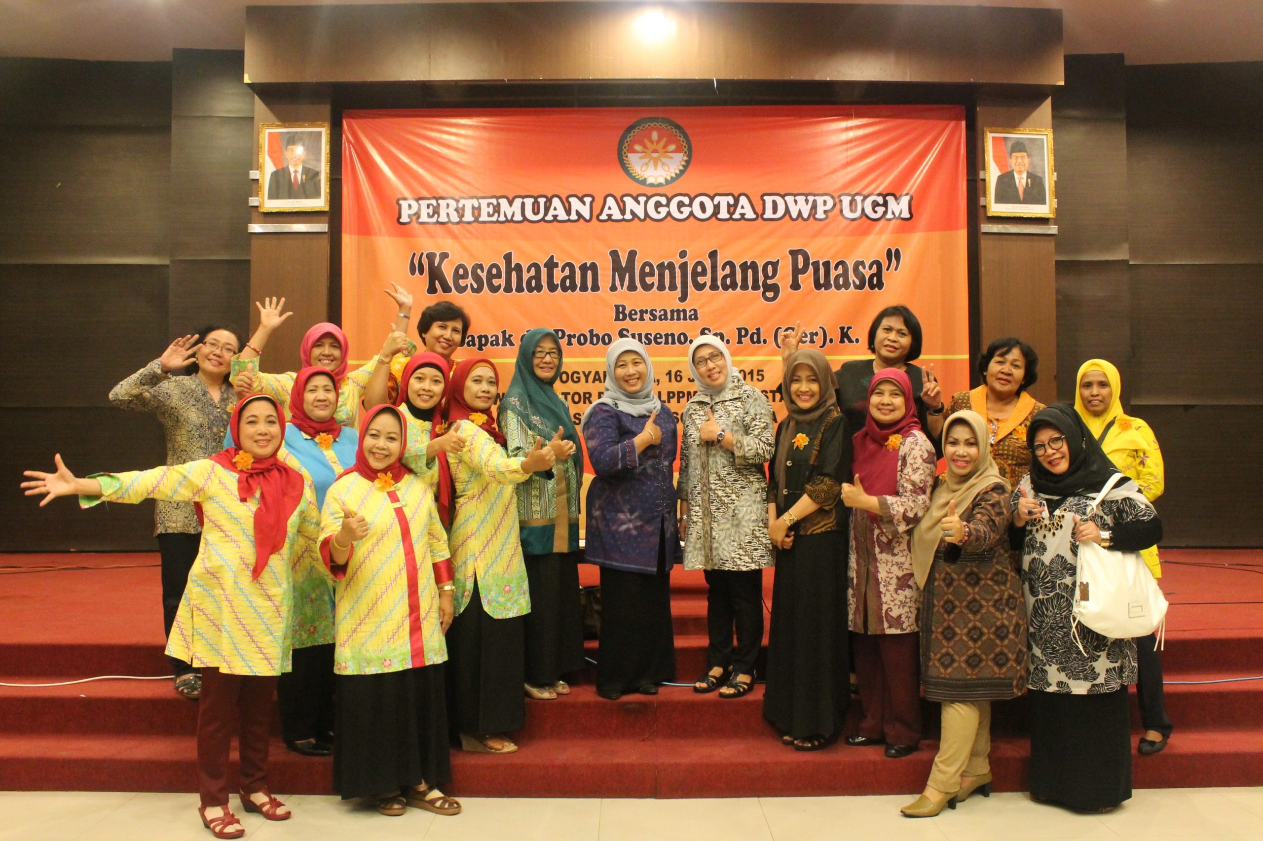 foto bersama pengurus Dharma Wanita